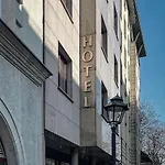 H12**** Hotel