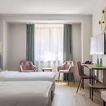 H12**** Hotel 4*