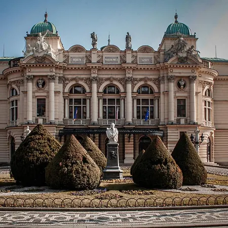 H12**** Ξενοδοχείο