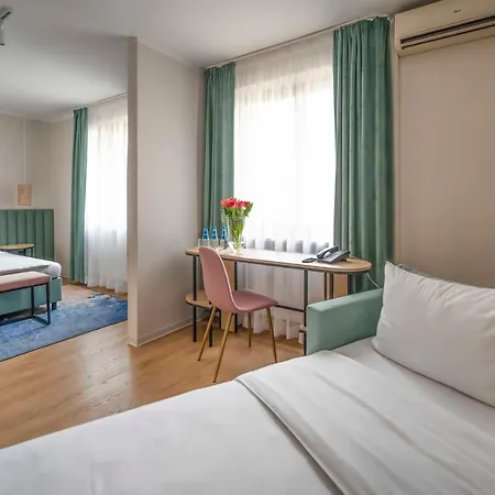 H12 Hotell 4*