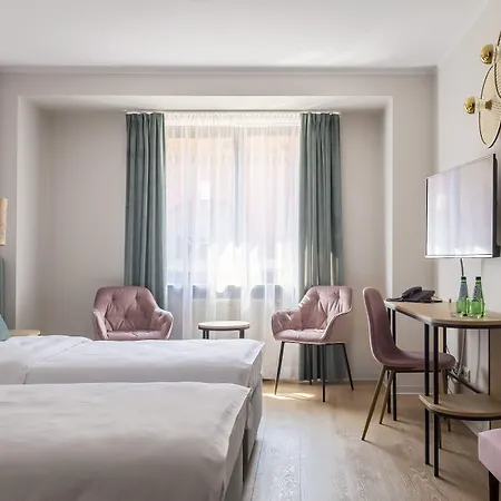 H12 Hotell 4*