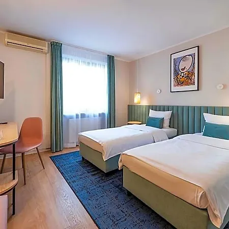 H12 Hotel 4*
