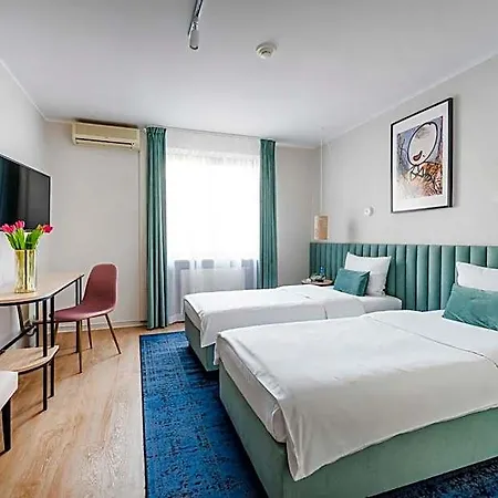 Hotel H12